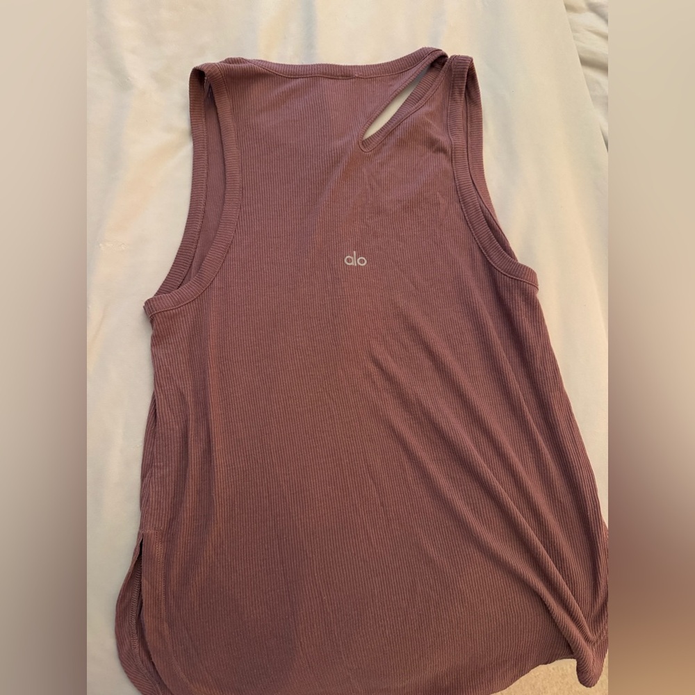 Alo Ribbed Peak Tank in Woodrose